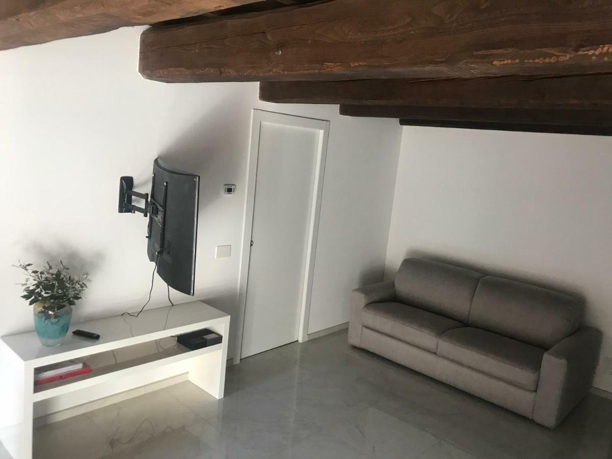 Moderno Affaccio Su Via Mazzini Apartment แฟร์รารา ภายนอก รูปภาพ