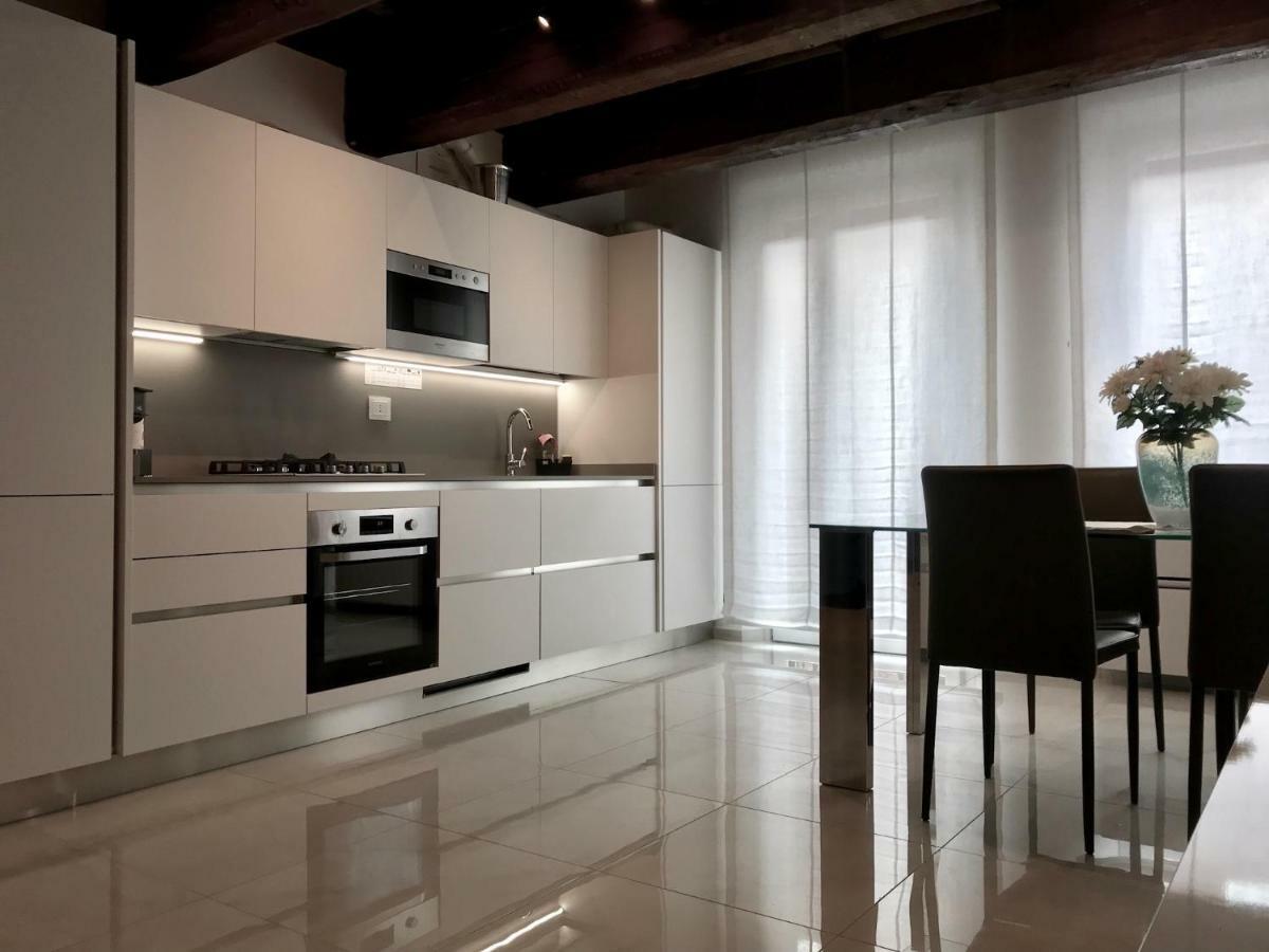 Moderno Affaccio Su Via Mazzini Apartment แฟร์รารา ภายนอก รูปภาพ