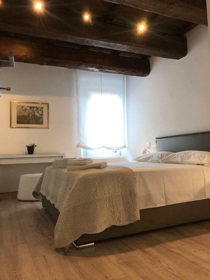 Moderno Affaccio Su Via Mazzini Apartment แฟร์รารา ภายนอก รูปภาพ
